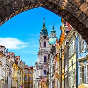 Charles Bridge & Ostello Praga